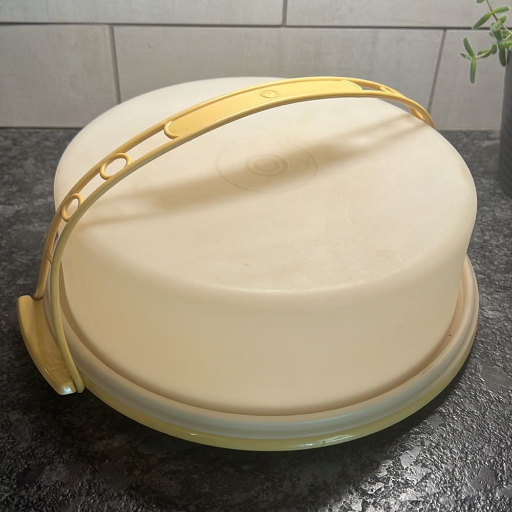 Vintage Tupperware pie keeper WITH HANDLE. This will hold a 9 inch pie plate.